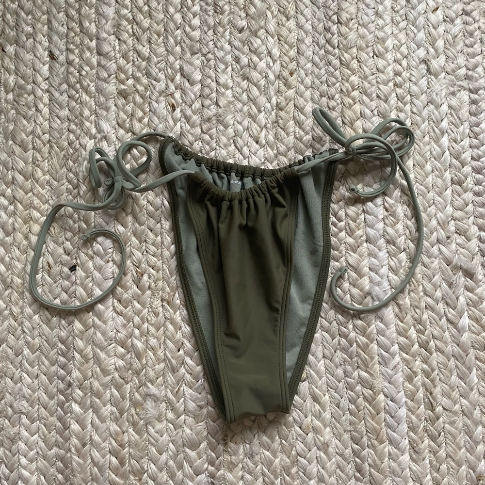 Abercrombie and fitch string bikini bottom
olive green size Large